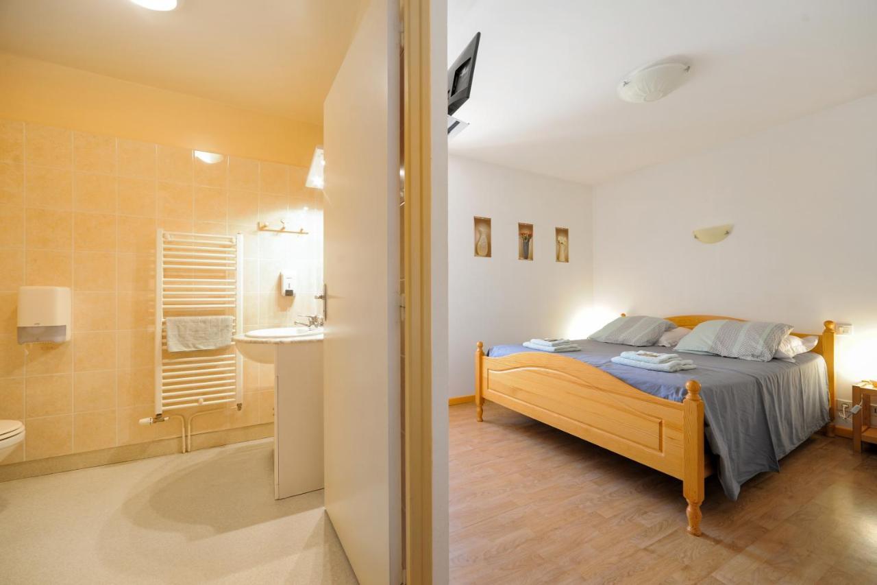 Chambres D'Hotes De L'Auberge L'Astrassadou Rezentieres Экстерьер фото